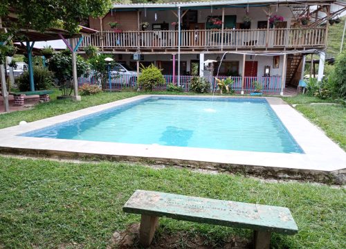 Casa Piedra: Un Refugio Rural en la Vereda La Piscina.